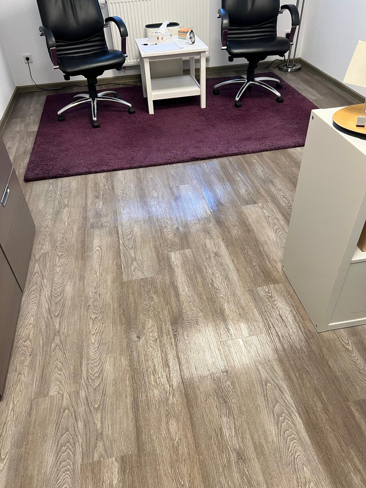 Büro mit Parkettboden